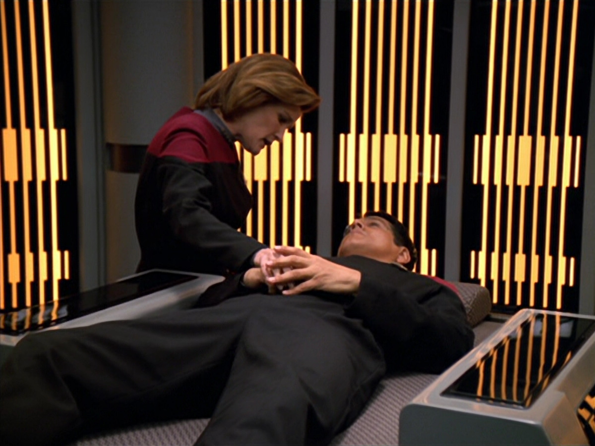 extant_StarTrek_VOY_5x19-TheFight_02004.jpg