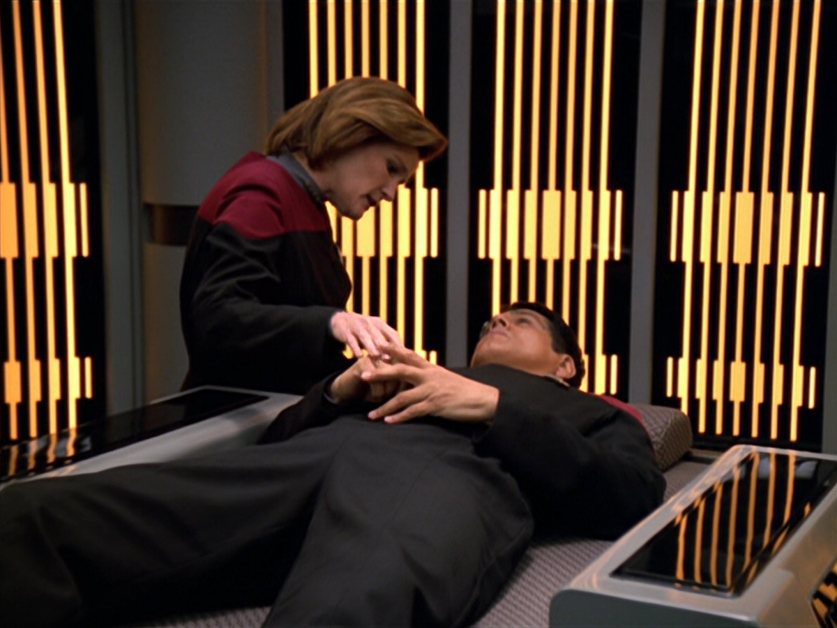 extant_StarTrek_VOY_5x19-TheFight_02005.jpg
