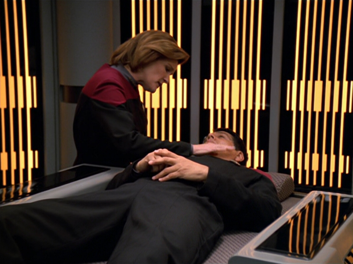 extant_StarTrek_VOY_5x19-TheFight_02006.jpg