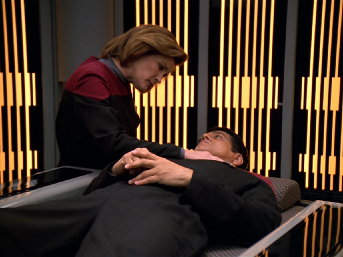 extant_StarTrek_VOY_5x19-TheFight_02010.jpg