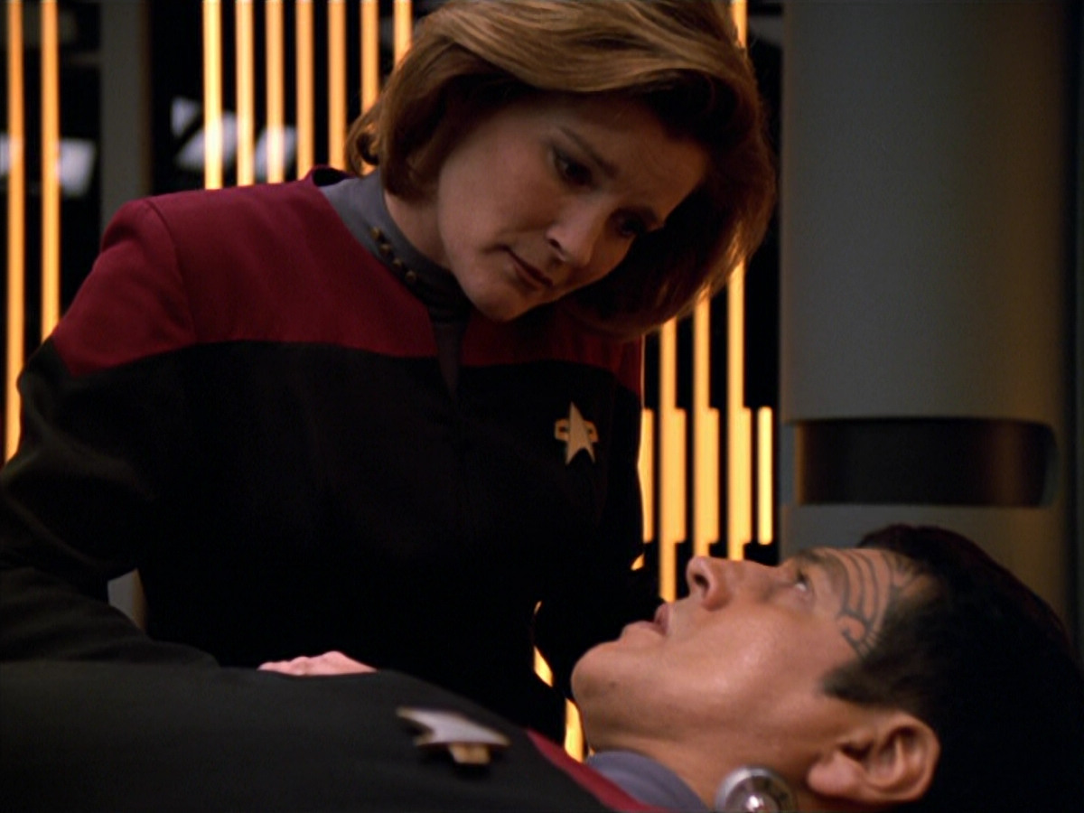extant_StarTrek_VOY_5x19-TheFight_02033.jpg