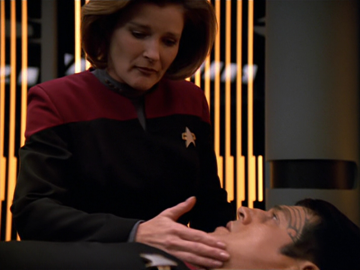 extant_StarTrek_VOY_5x19-TheFight_02036.jpg
