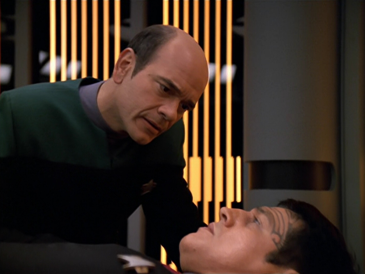extant_StarTrek_VOY_5x19-TheFight_02044.jpg