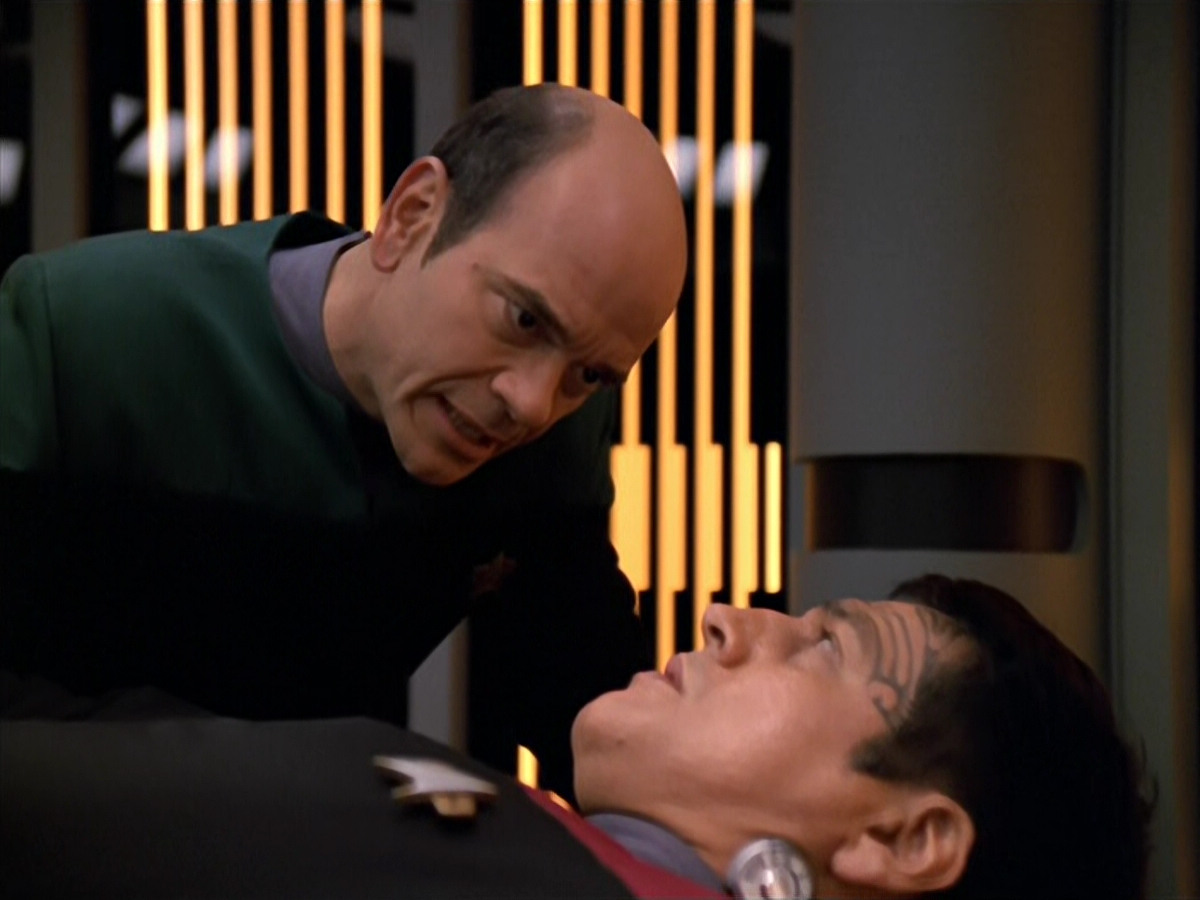 extant_StarTrek_VOY_5x19-TheFight_02045.jpg
