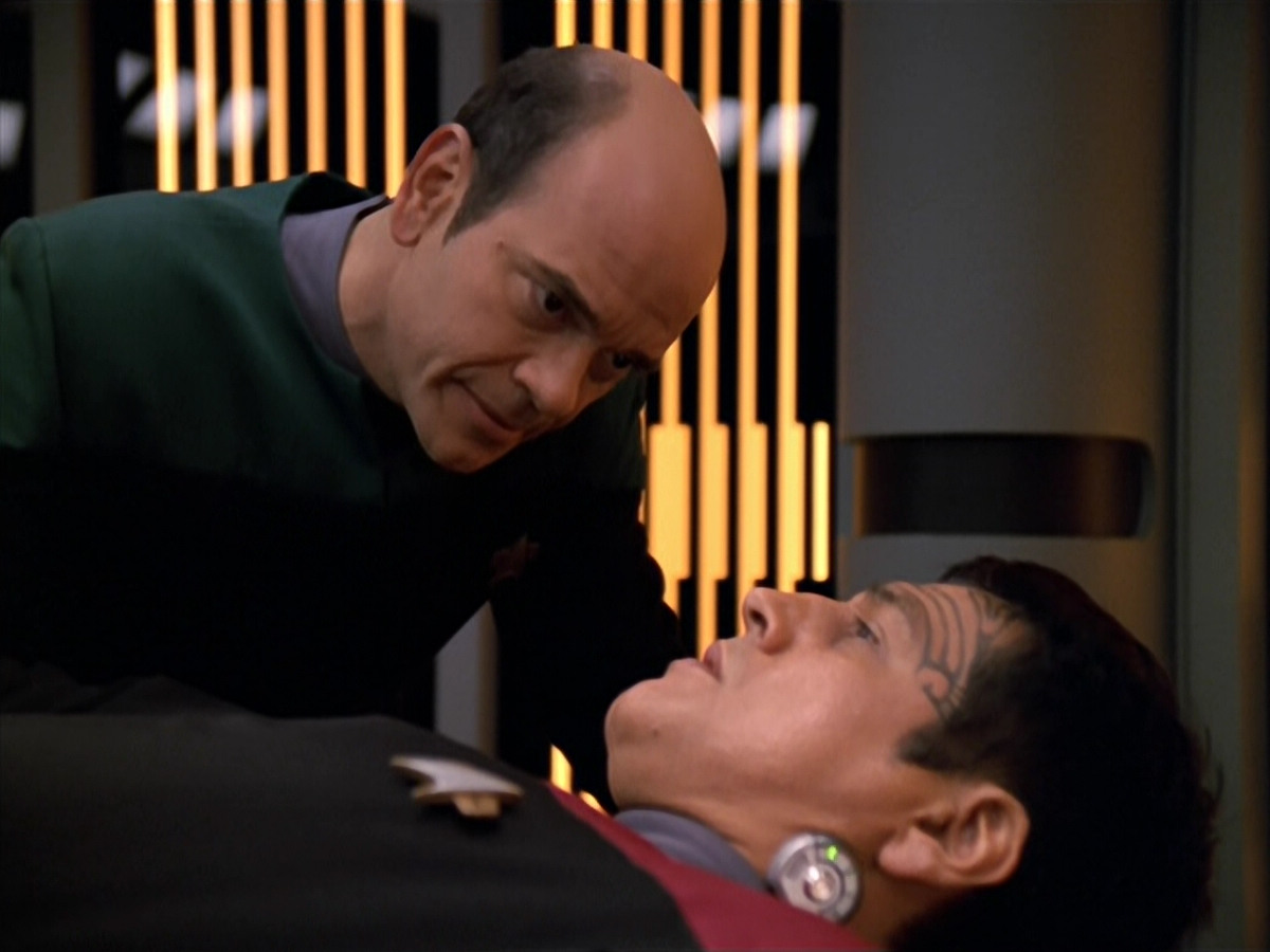 extant_StarTrek_VOY_5x19-TheFight_02046.jpg