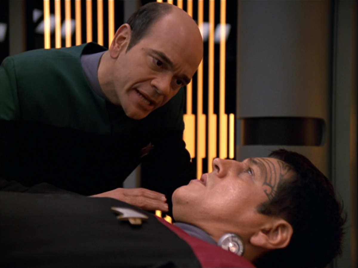 extant_StarTrek_VOY_5x19-TheFight_02053.jpg