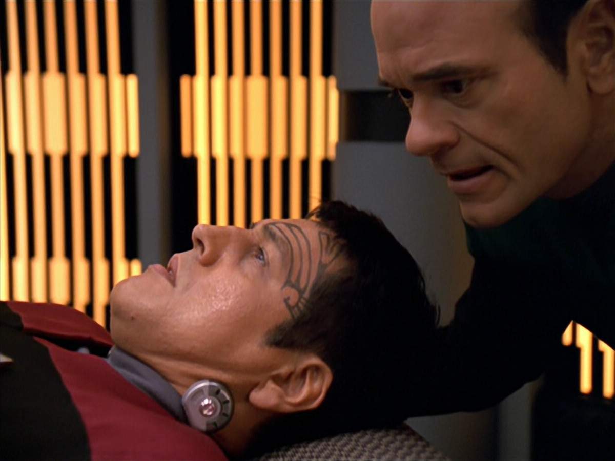 extant_StarTrek_VOY_5x19-TheFight_02083.jpg