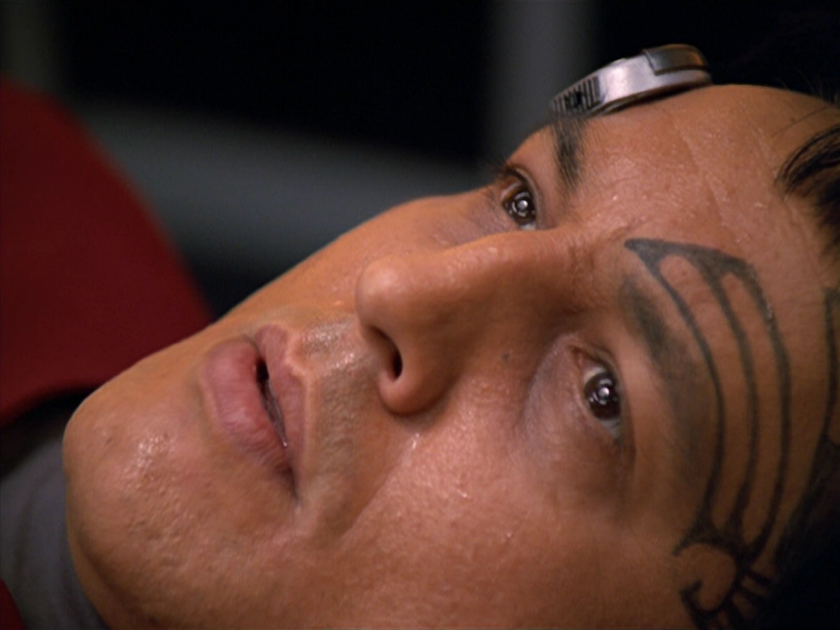 extant_StarTrek_VOY_5x19-TheFight_02109.jpg