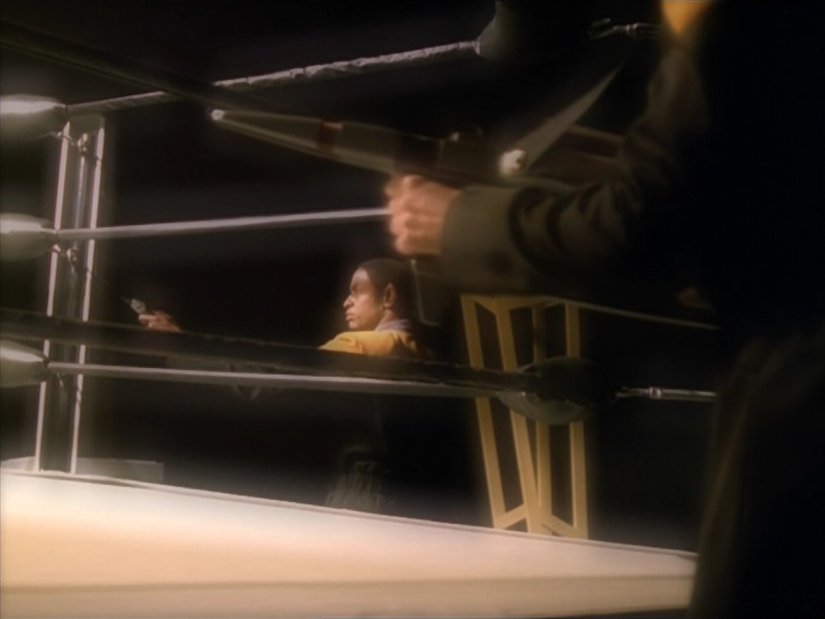 extant_StarTrek_VOY_5x19-TheFight_02135.jpg