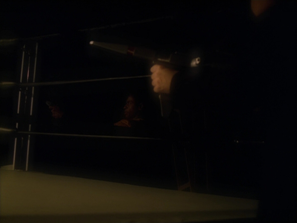 extant_StarTrek_VOY_5x19-TheFight_02139.jpg