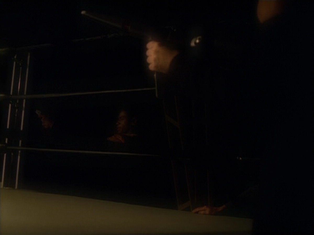 extant_StarTrek_VOY_5x19-TheFight_02158.jpg