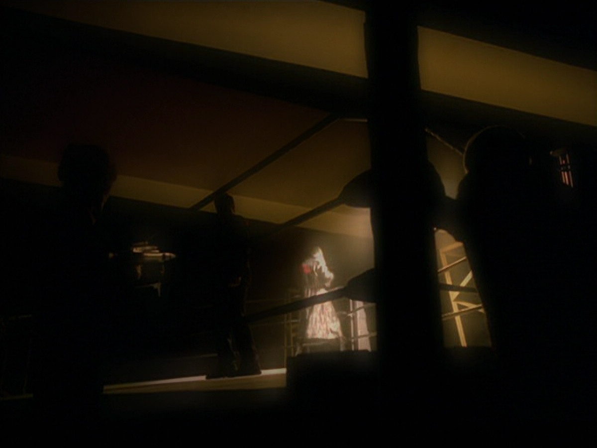 extant_StarTrek_VOY_5x19-TheFight_02165.jpg