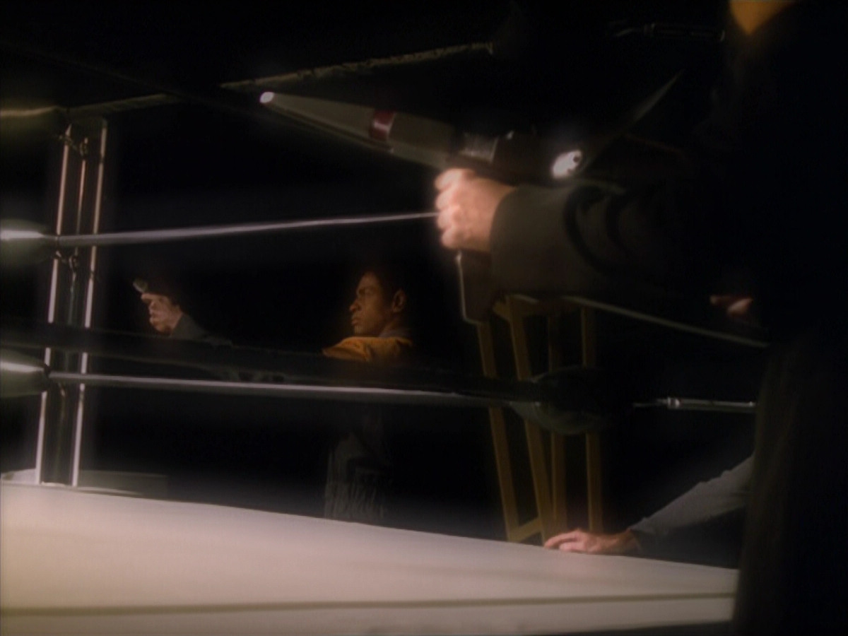 extant_StarTrek_VOY_5x19-TheFight_02174.jpg