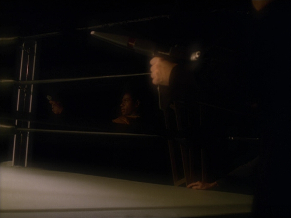 extant_StarTrek_VOY_5x19-TheFight_02175.jpg