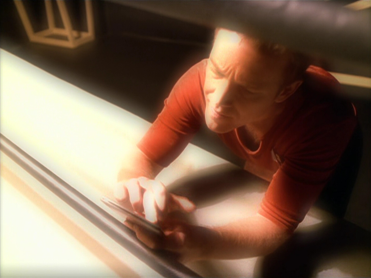 extant_StarTrek_VOY_5x19-TheFight_02195.jpg