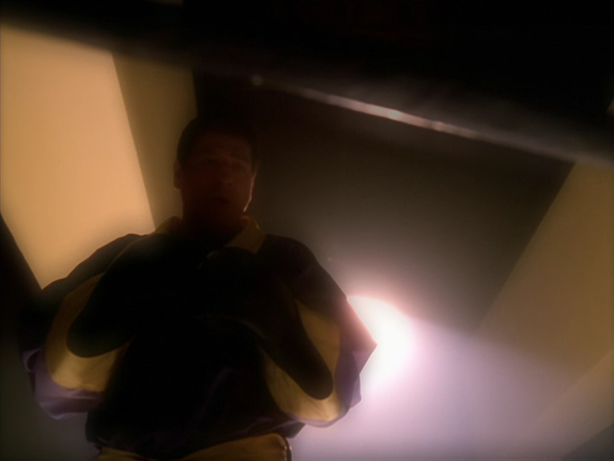 extant_StarTrek_VOY_5x19-TheFight_02208.jpg