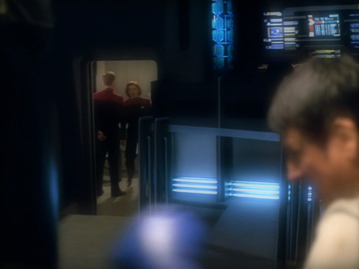 extant_StarTrek_VOY_5x19-TheFight_02301.jpg
