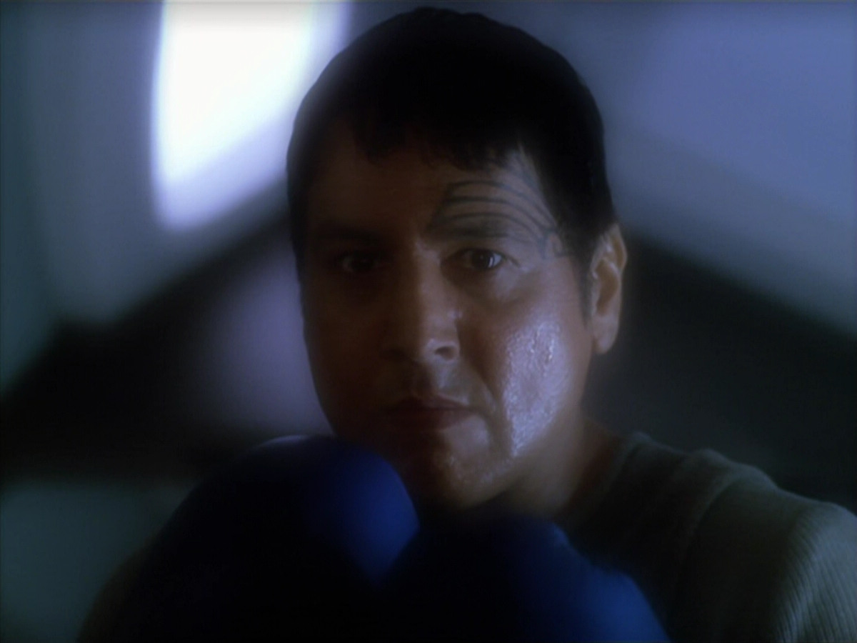 extant_StarTrek_VOY_5x19-TheFight_02337.jpg