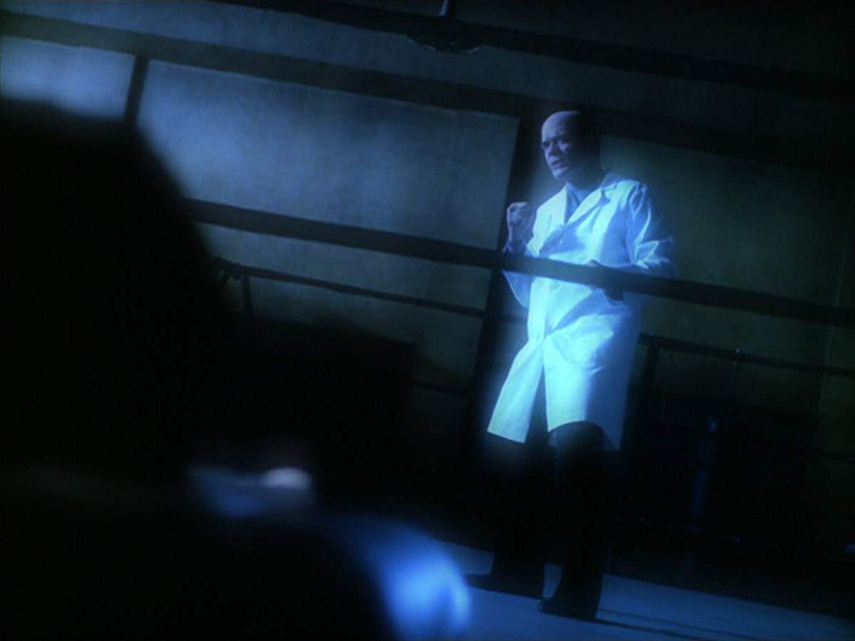extant_StarTrek_VOY_5x19-TheFight_02352.jpg