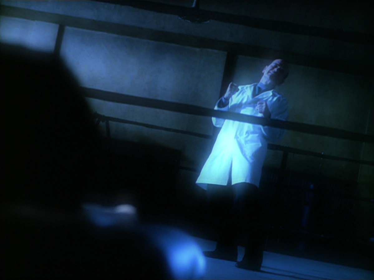 extant_StarTrek_VOY_5x19-TheFight_02353.jpg