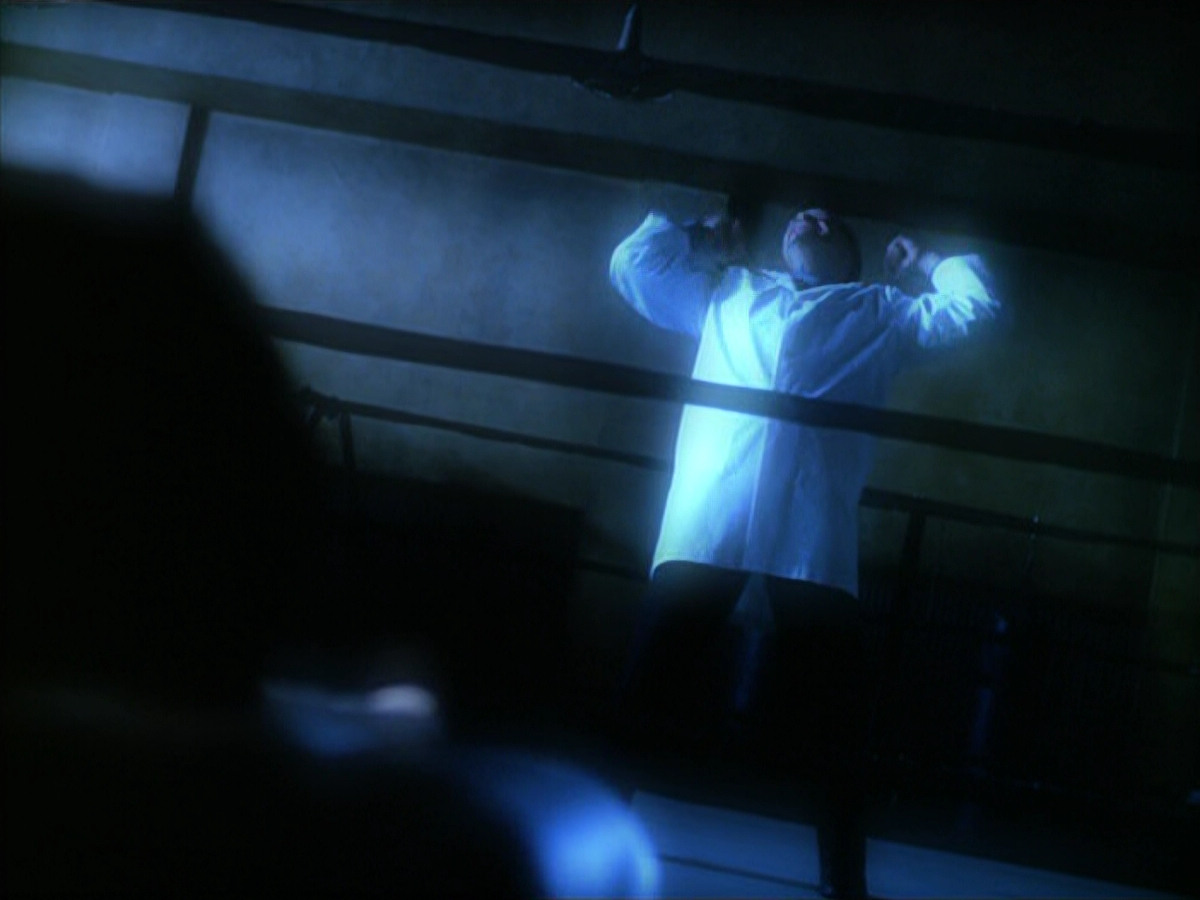 extant_StarTrek_VOY_5x19-TheFight_02366.jpg