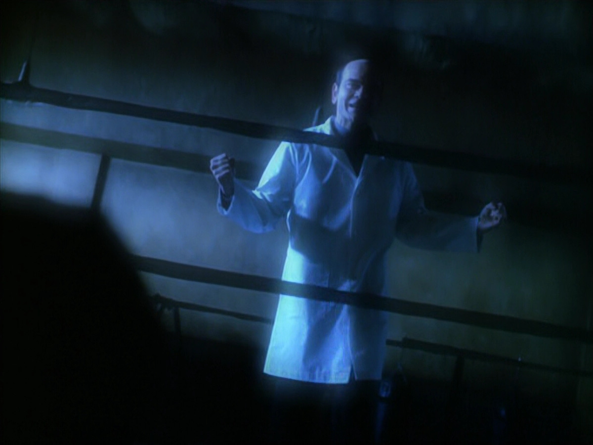 extant_StarTrek_VOY_5x19-TheFight_02372.jpg