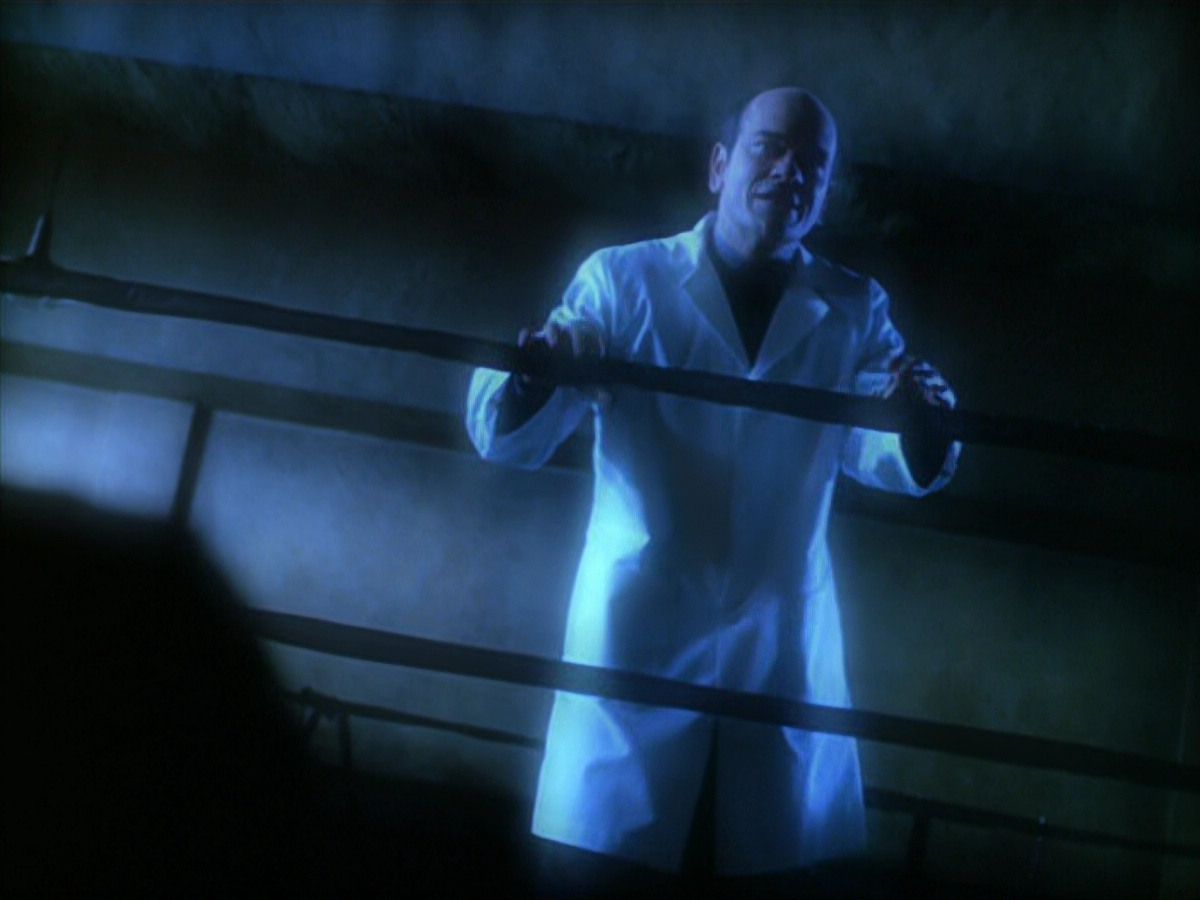 extant_StarTrek_VOY_5x19-TheFight_02374.jpg
