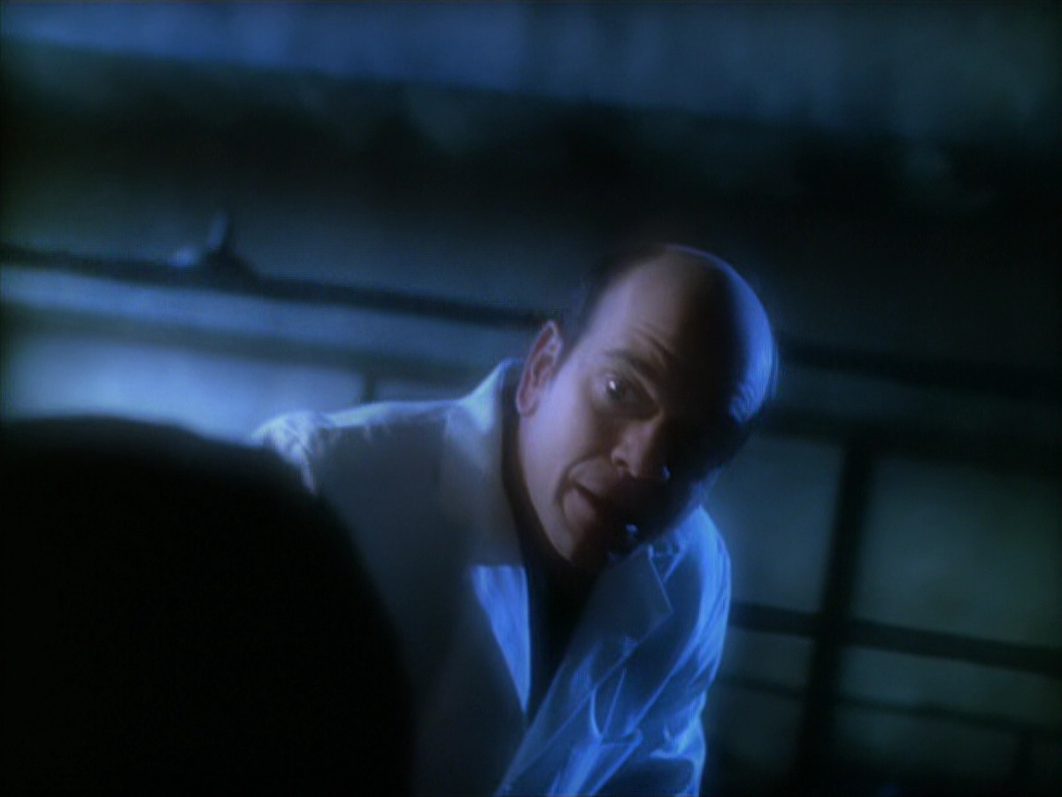 extant_StarTrek_VOY_5x19-TheFight_02391.jpg
