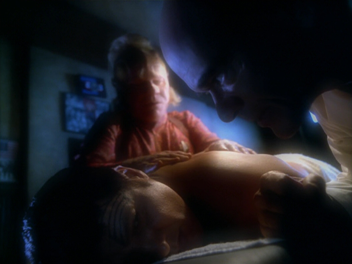 extant_StarTrek_VOY_5x19-TheFight_02404.jpg