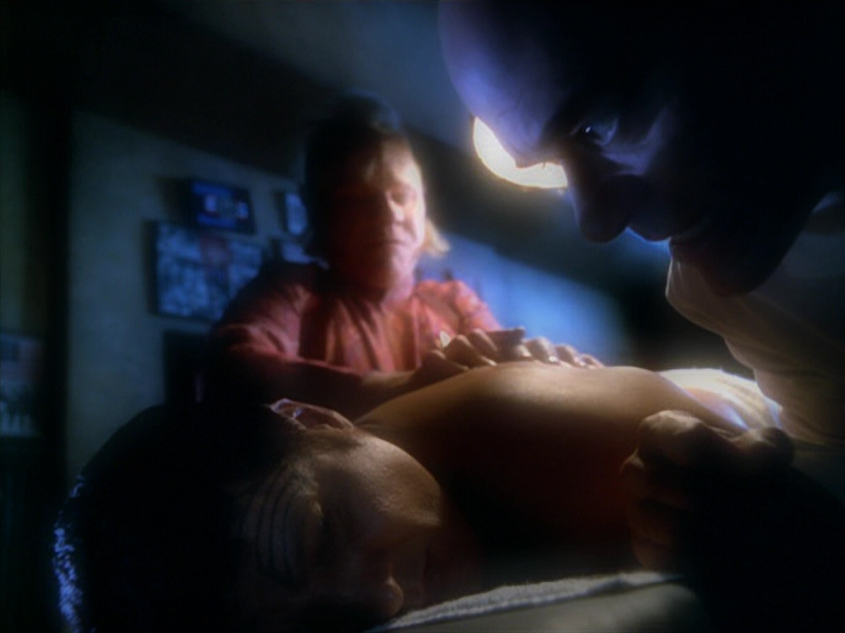 extant_StarTrek_VOY_5x19-TheFight_02409.jpg