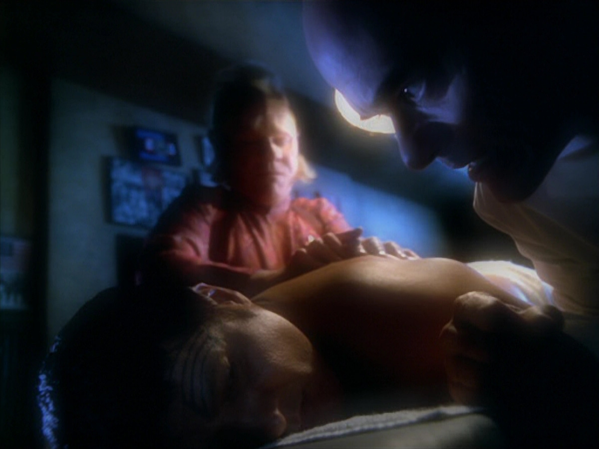 extant_StarTrek_VOY_5x19-TheFight_02410.jpg
