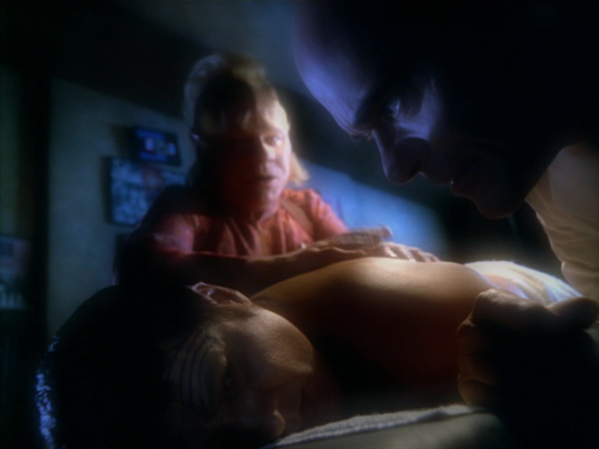 extant_StarTrek_VOY_5x19-TheFight_02417.jpg