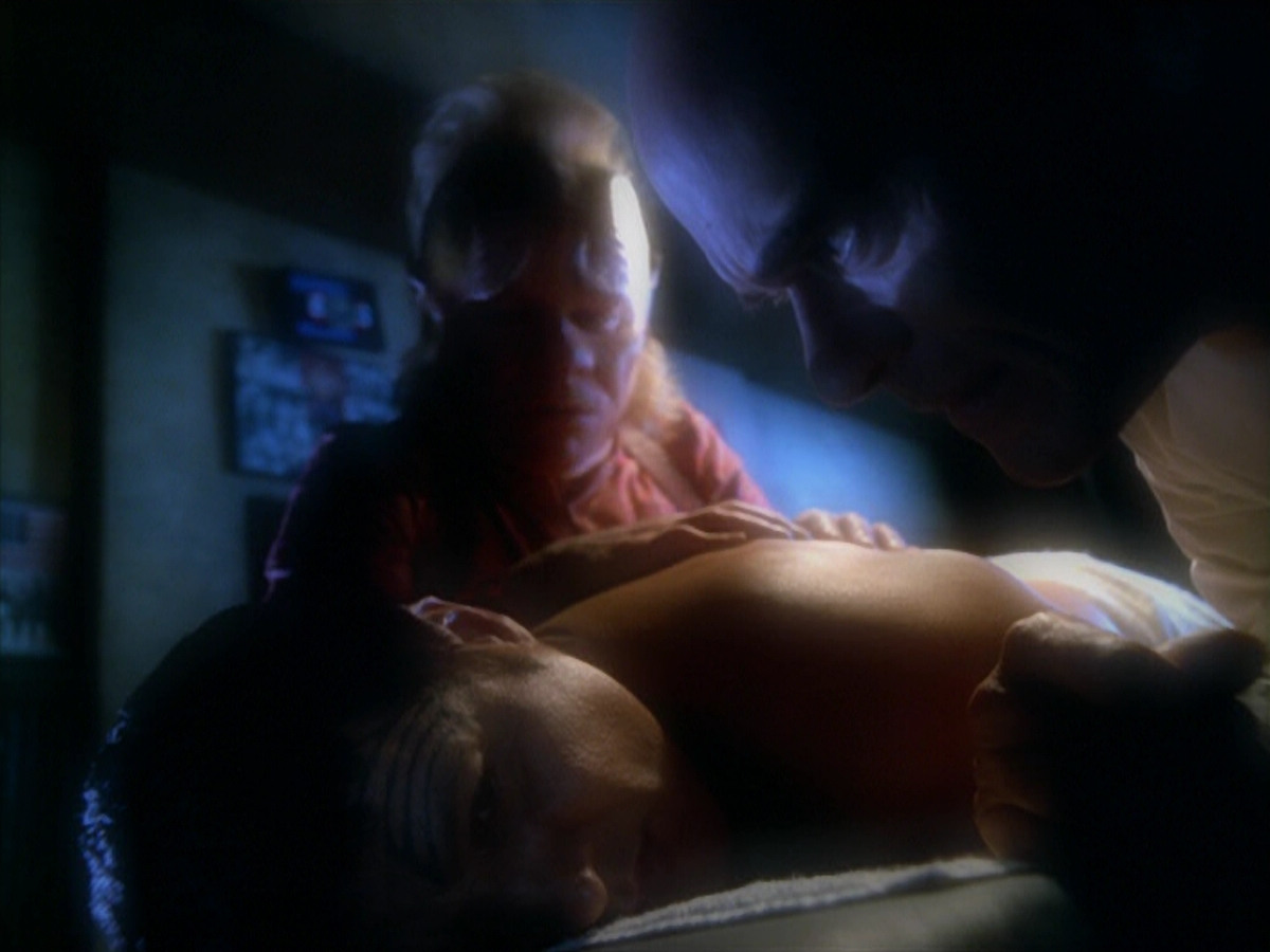 extant_StarTrek_VOY_5x19-TheFight_02426.jpg