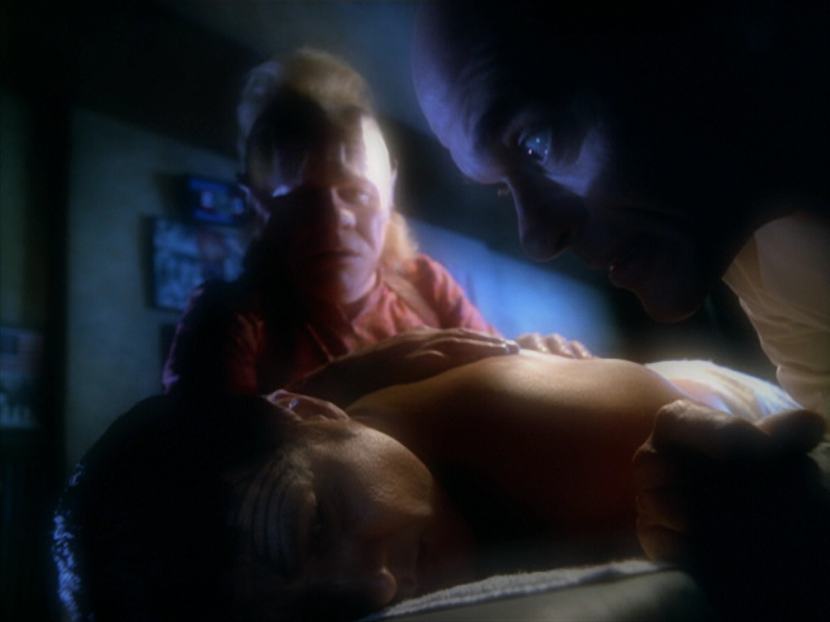 extant_StarTrek_VOY_5x19-TheFight_02432.jpg