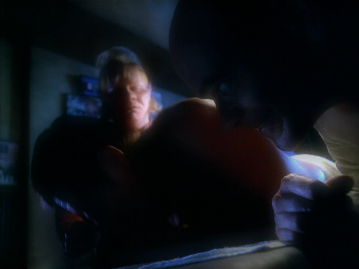 extant_StarTrek_VOY_5x19-TheFight_02450.jpg