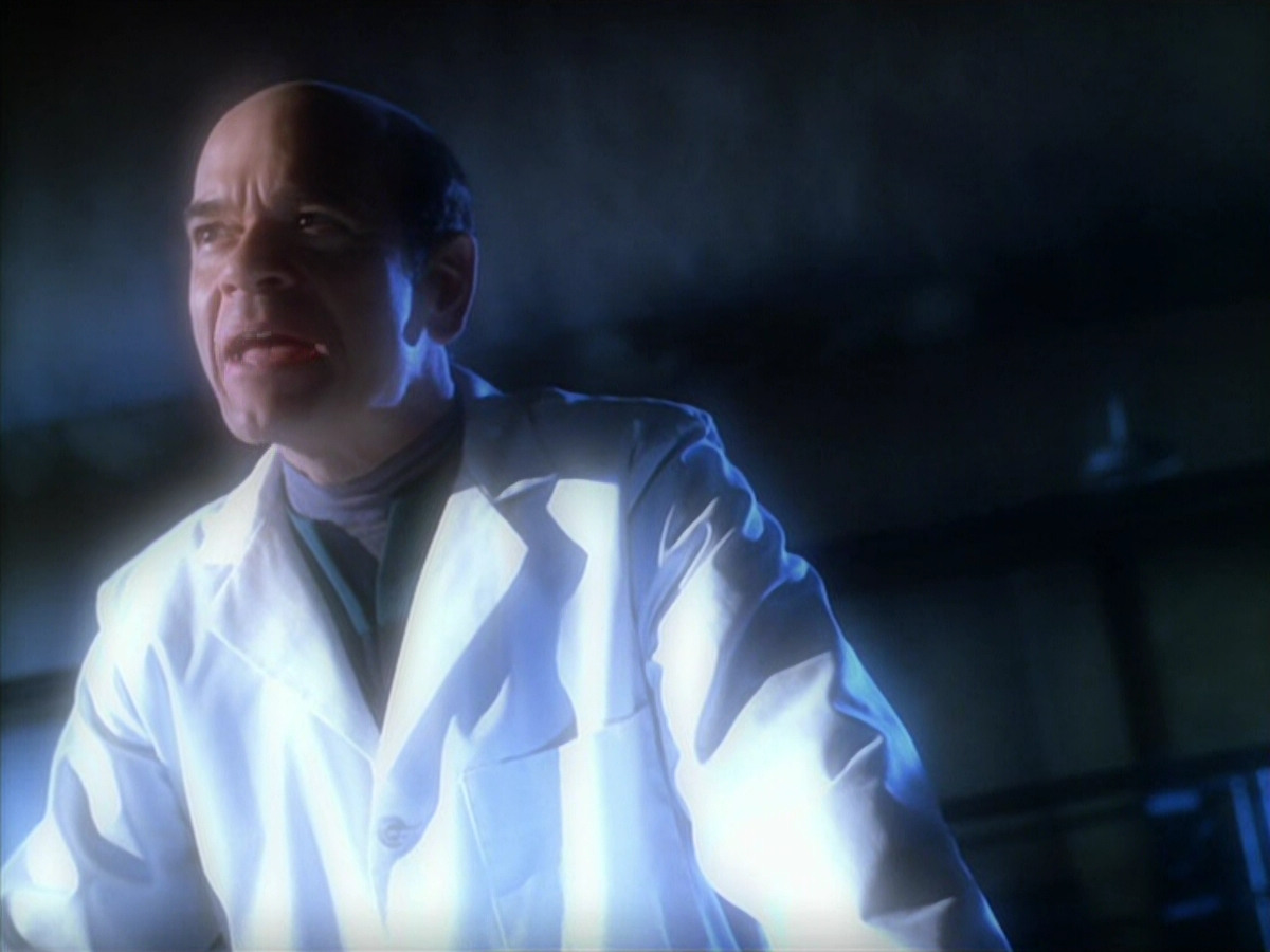 extant_StarTrek_VOY_5x19-TheFight_02458.jpg