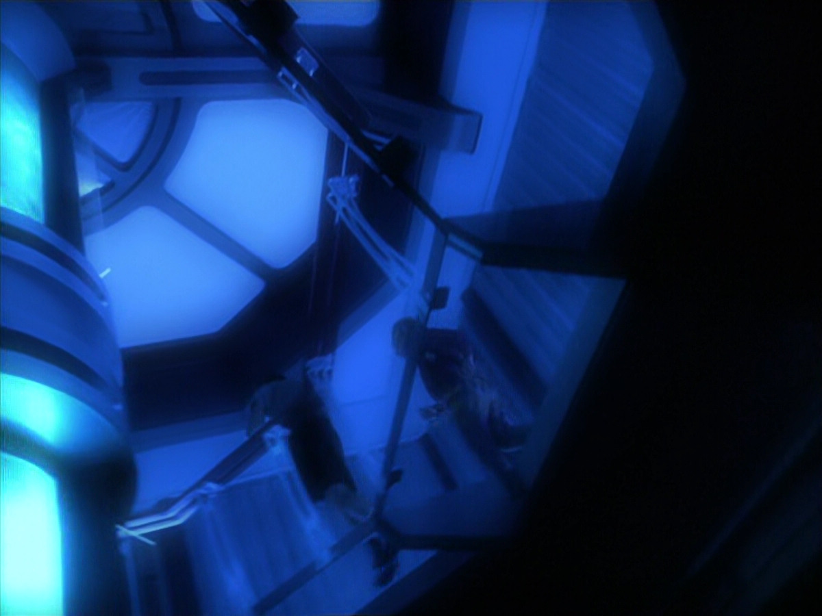 extant_StarTrek_VOY_5x19-TheFight_02462.jpg