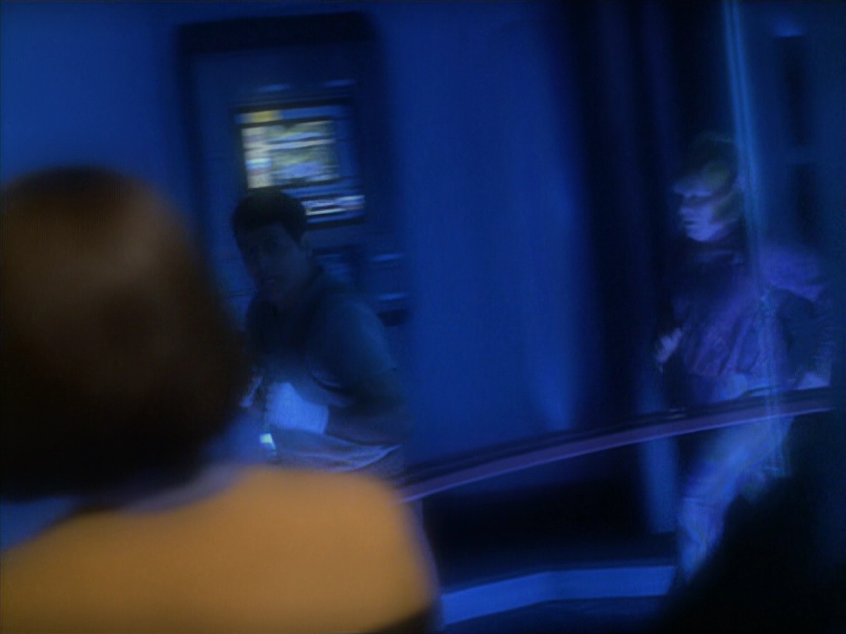 extant_StarTrek_VOY_5x19-TheFight_02466.jpg