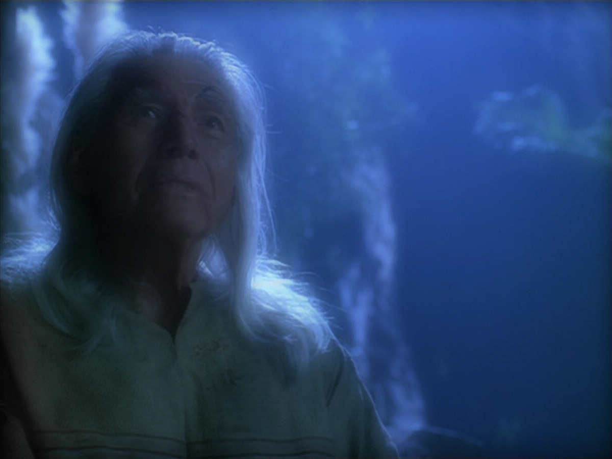 extant_StarTrek_VOY_5x19-TheFight_02596.jpg