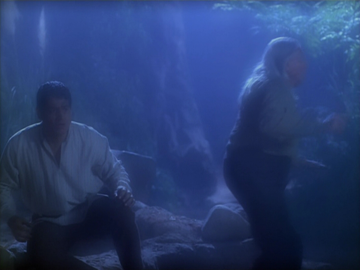 extant_StarTrek_VOY_5x19-TheFight_02660.jpg