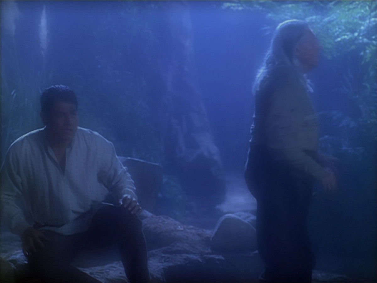 extant_StarTrek_VOY_5x19-TheFight_02661.jpg