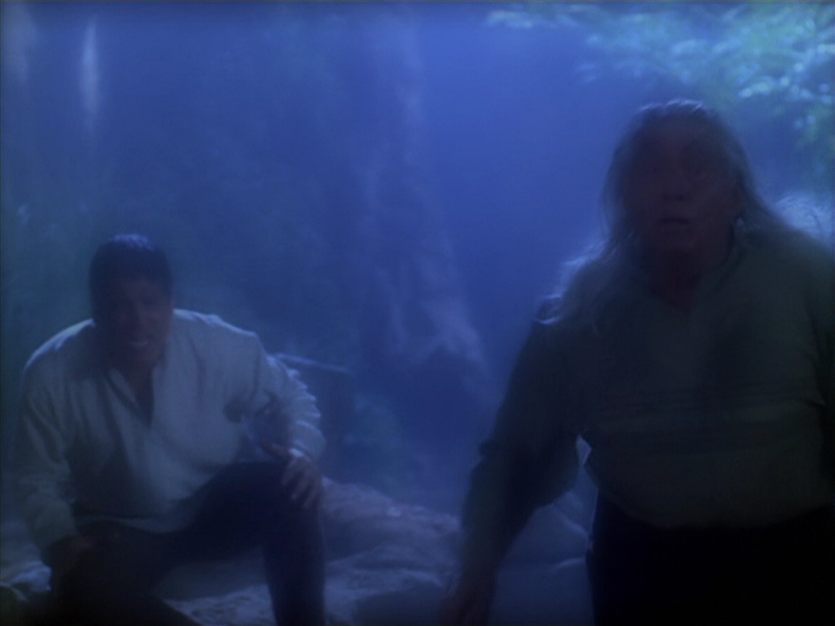 extant_StarTrek_VOY_5x19-TheFight_02667.jpg