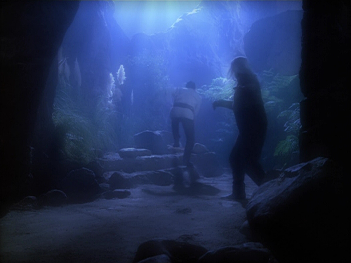 extant_StarTrek_VOY_5x19-TheFight_02693.jpg