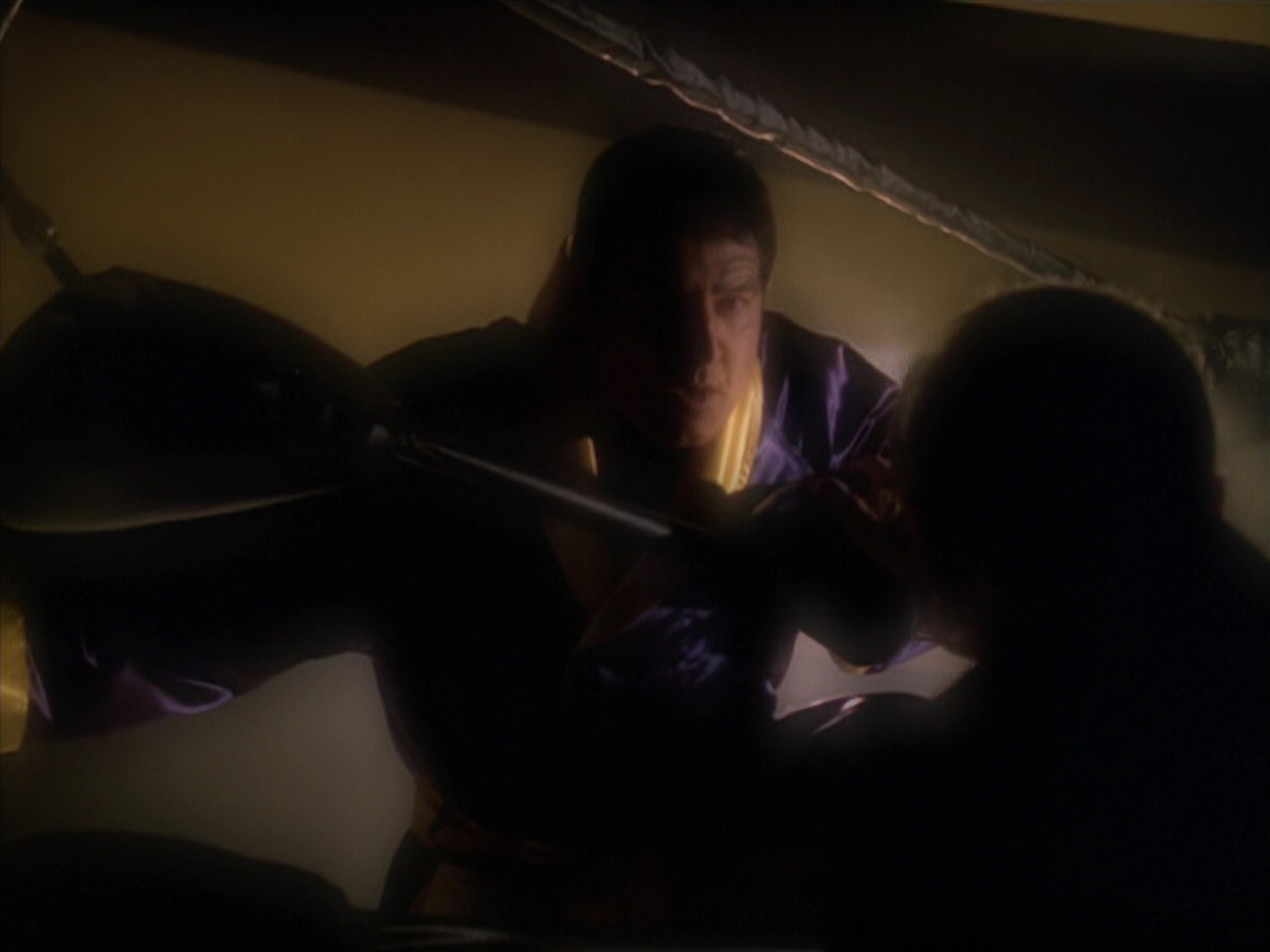 extant_StarTrek_VOY_5x19-TheFight_02704.jpg