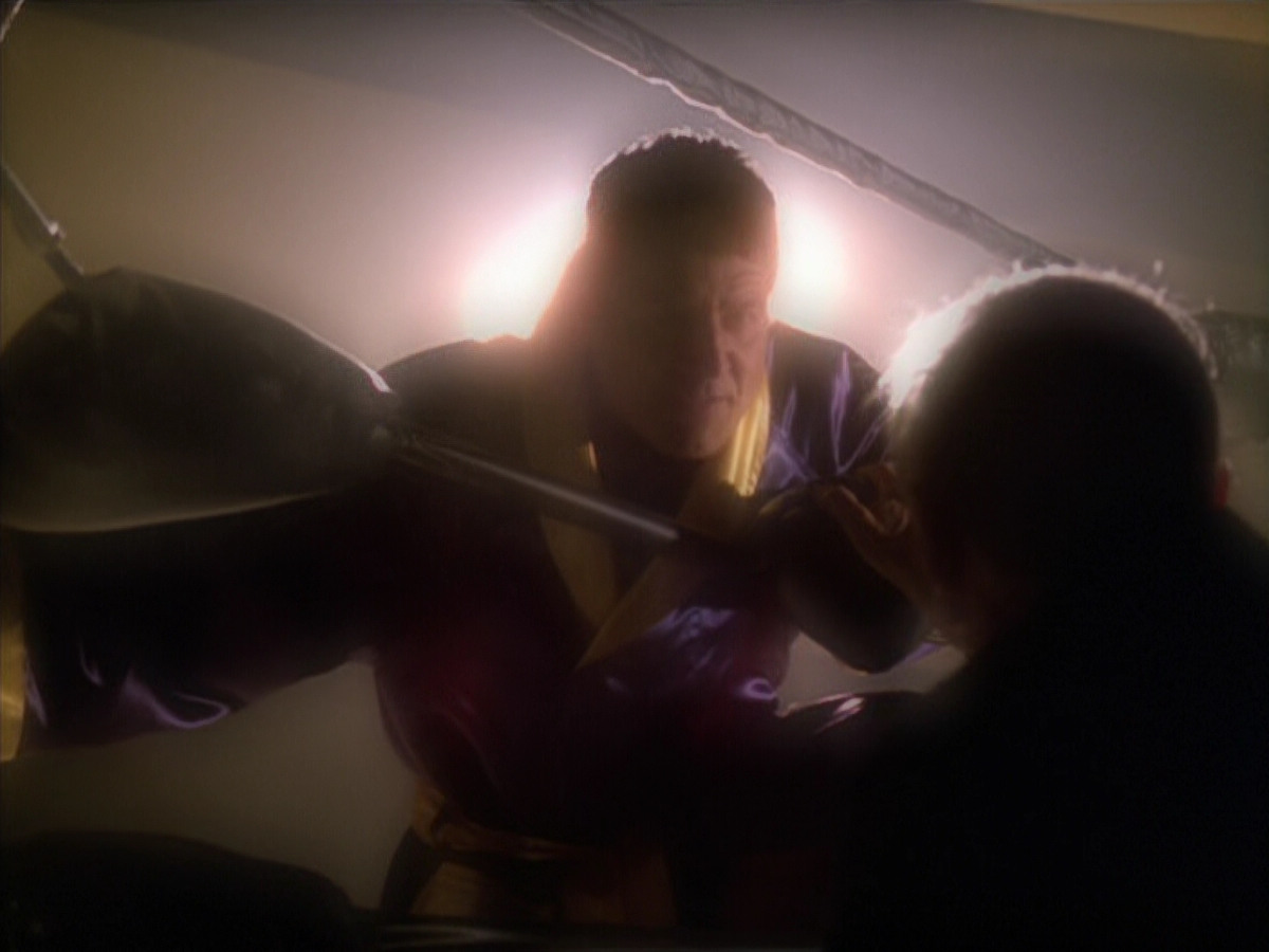 extant_StarTrek_VOY_5x19-TheFight_02705.jpg