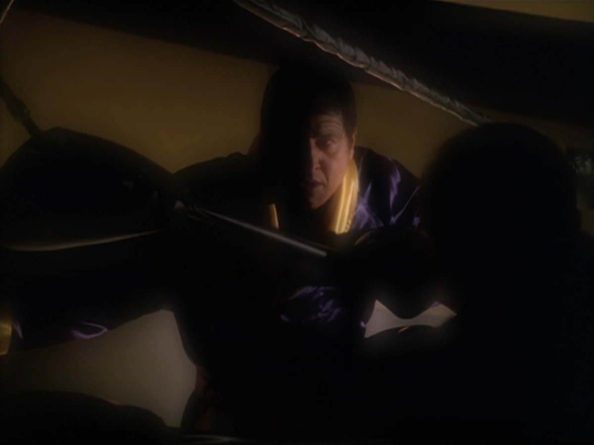 extant_StarTrek_VOY_5x19-TheFight_02710.jpg