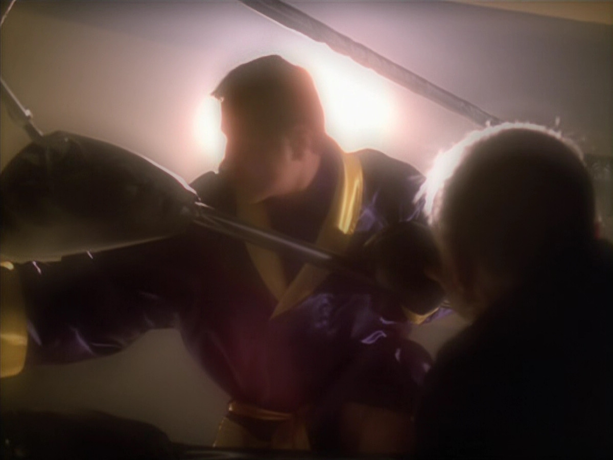 extant_StarTrek_VOY_5x19-TheFight_02712.jpg