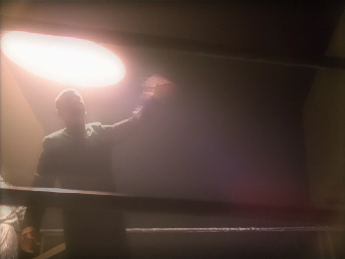 extant_StarTrek_VOY_5x19-TheFight_02740.jpg