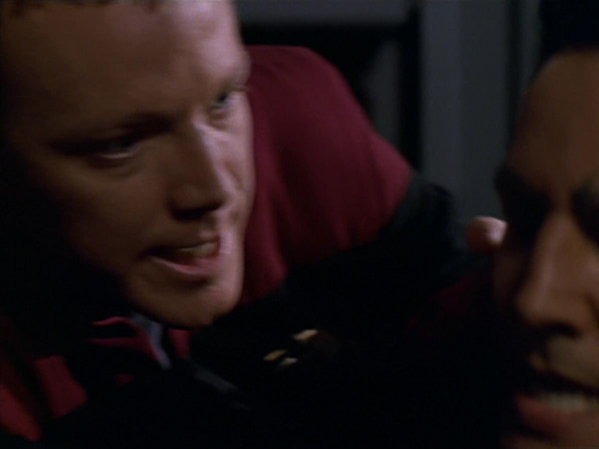 extant_StarTrek_VOY_5x19-TheFight_02771.jpg