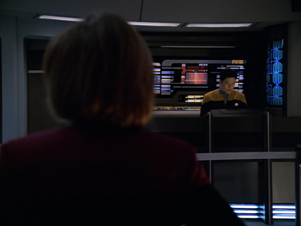 extant_StarTrek_VOY_5x19-TheFight_02804.jpg